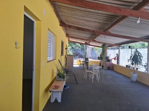Varanda ampla da chácara à venda no Condomínio Araguaia