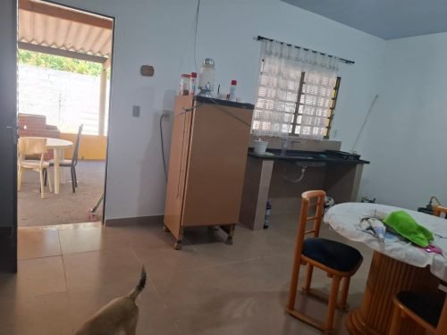 Cozinha e área interna da chácara à venda em Araras SP