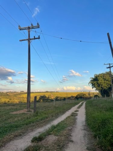 Rede de energia elétrica disponível no sítio