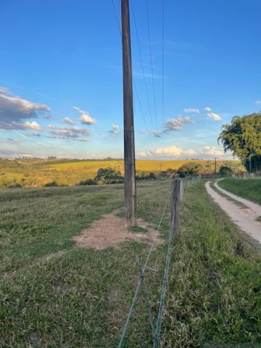 Acesso pela estrada rural ao sítio