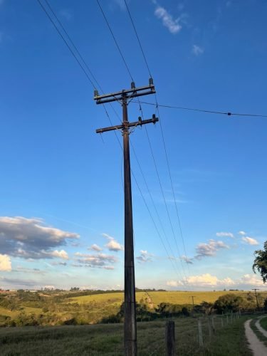 Poste de energia na propriedade rural