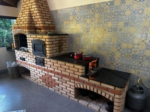 Churrasqueira e forno a lenha da área de lazer da chácara