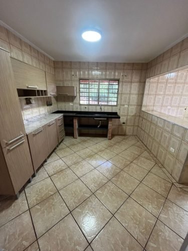 Cozinha com armários da chácara à venda em Itirapina/SP