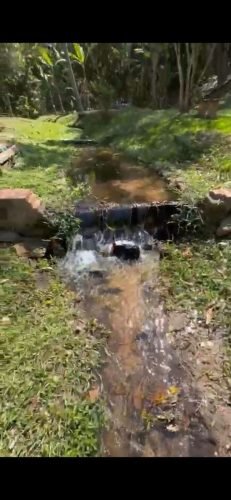 Cachoeira e riacho dentro da propriedade em Itirapina/SP