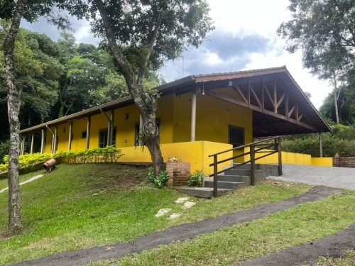 Vista lateral da residência da chácara à venda em Itirapina/SP